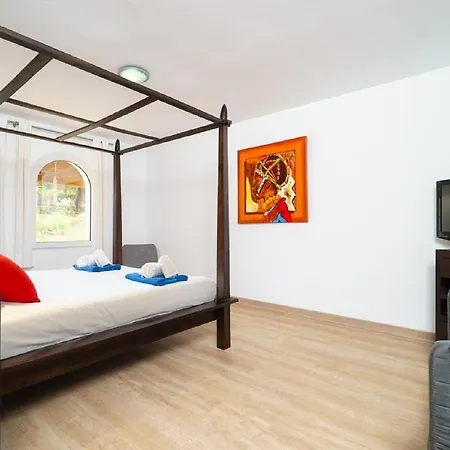 Lijep Pansion Sa Svim Sadrzajima Otvoren Za Ponude Guest house Split